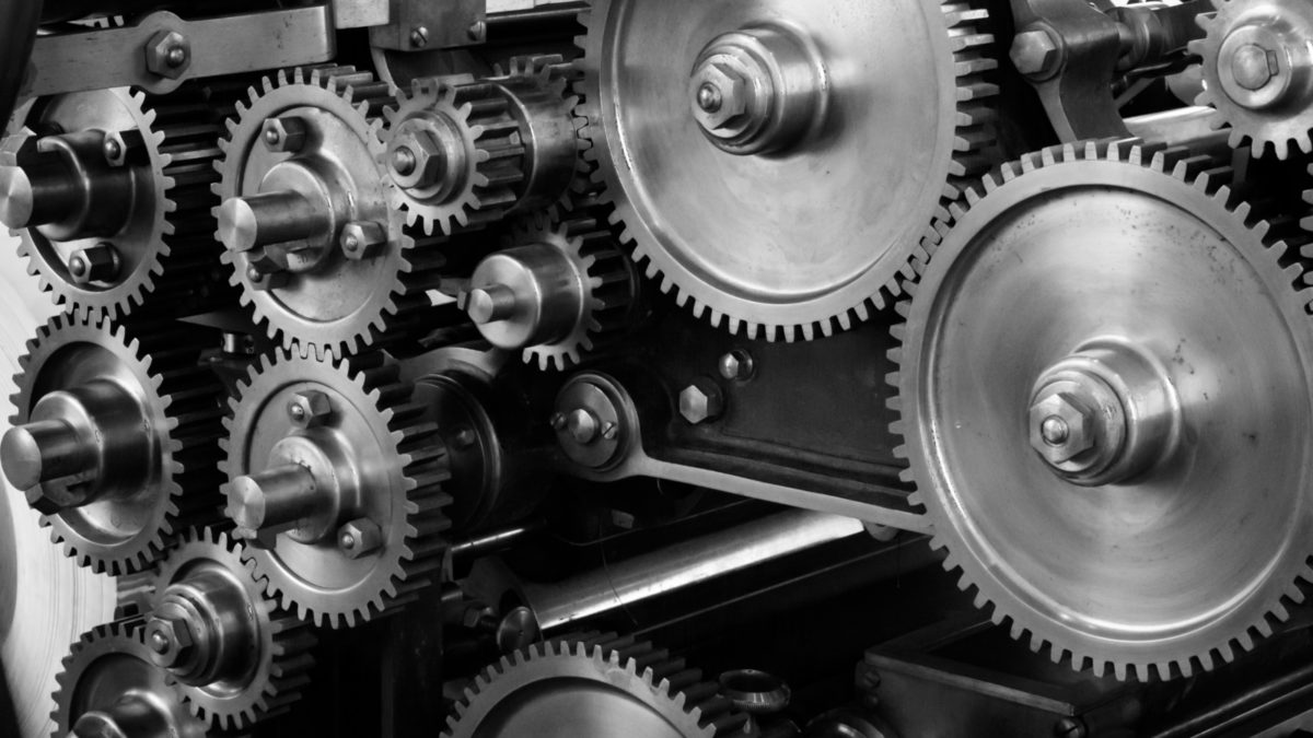 Nahaufnahme eines komplexen industriellen Getriebemechanismus.