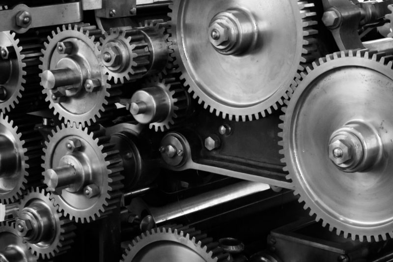 Nahaufnahme eines komplexen industriellen Getriebemechanismus.